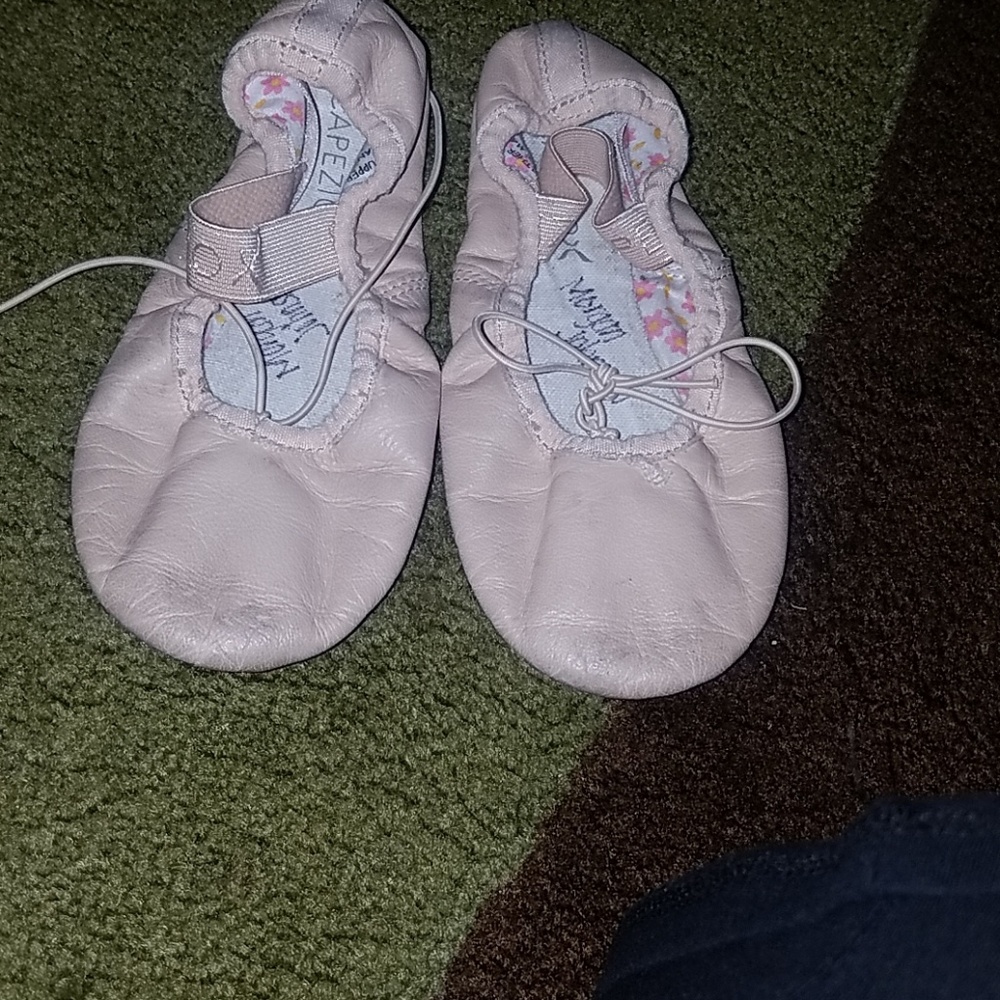 11 1/2 Capezio dance shoes.